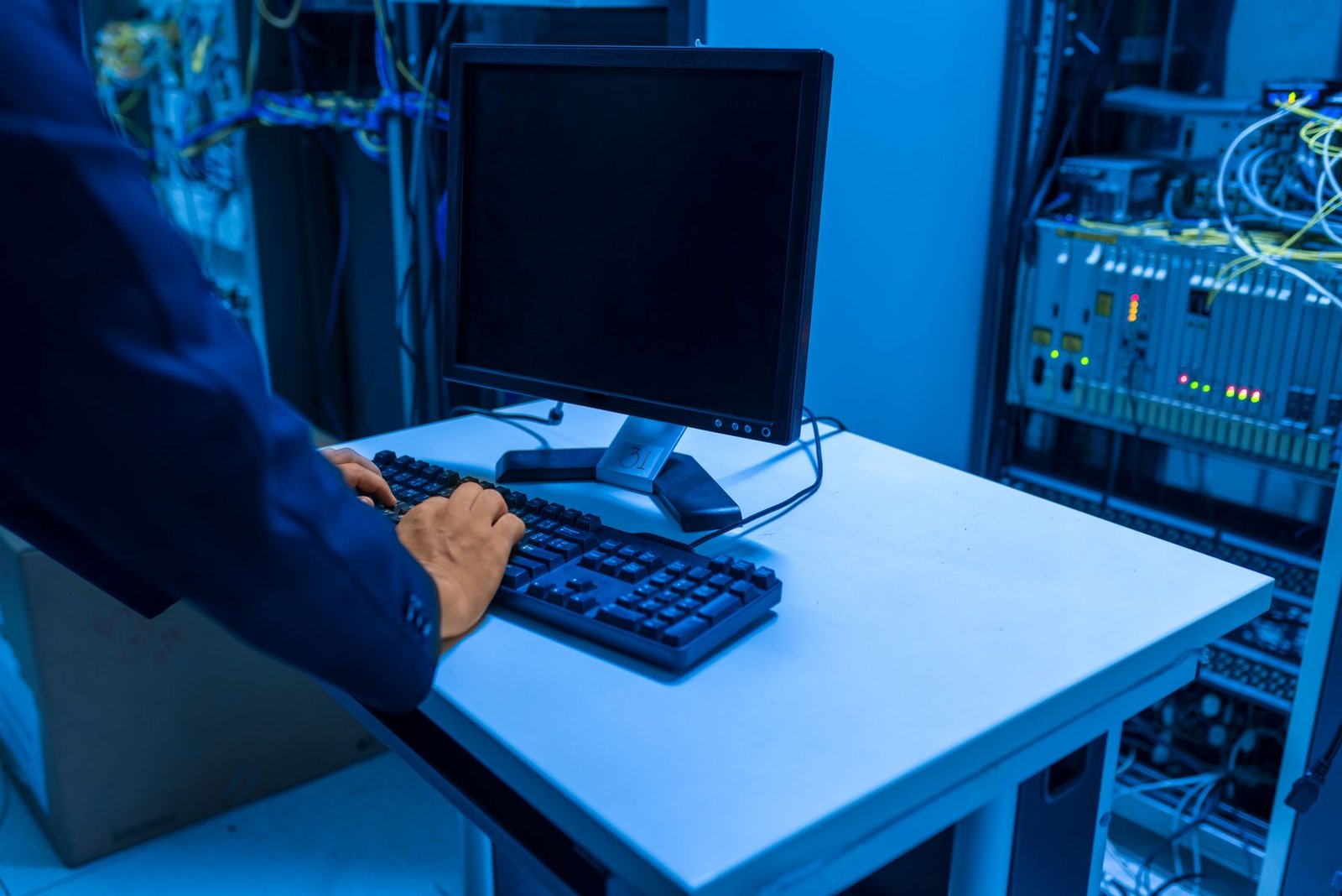 Profissional de tecnologia a trabalhar numa sala de servidores